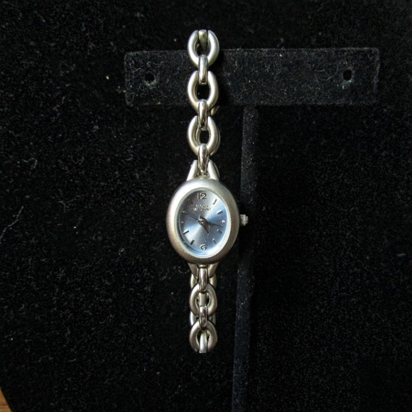 Gloria Vanderbilt watch - Picture 3 of 3